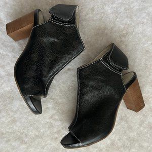 L' Artiste by Spring Step "Fab" Black Leather Ankle Wrap Open Toe Shootie 37M